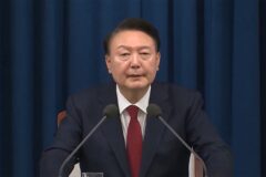 윤석열은 왜 구치소에서 ‘속옷’ 차으로 바닥에 누웠나?