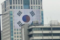 광복 80주년에 태극기를 거꾸로 건 외교부, 시민항의에 “문제없다” 답변