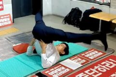 농성중 갑자기 다리 찢기 하고있는 前 대통령 후보의 근황