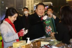 尹 재임시절 대통령실에 매주 1톤 탑차가 배달한 尹이 좋아한 ‘이것’들