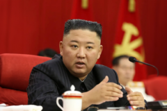 김정은, 열병식에서 역대급 말실수 했다…북한 자멸이 시간문제인 이유
