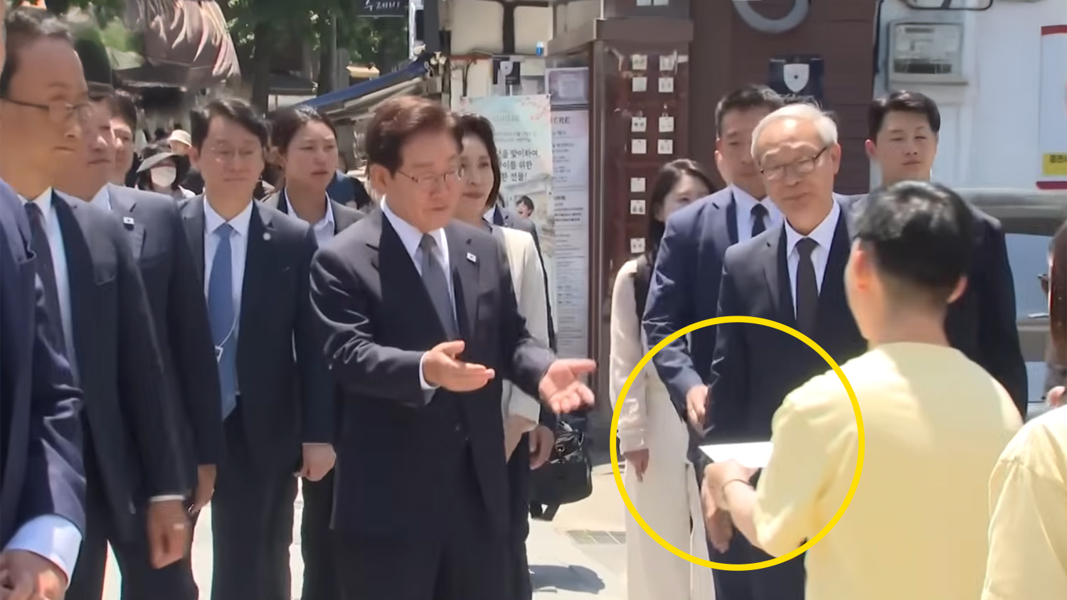 “시장 시절 버릇 또 나왔네” 李대통령이 민원을 대하는 소름 돋는 자세