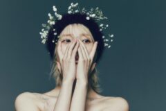 재선거 요구 시위대로 부터 스타벅스 선결제 요구당하고 있는 여자 연예인