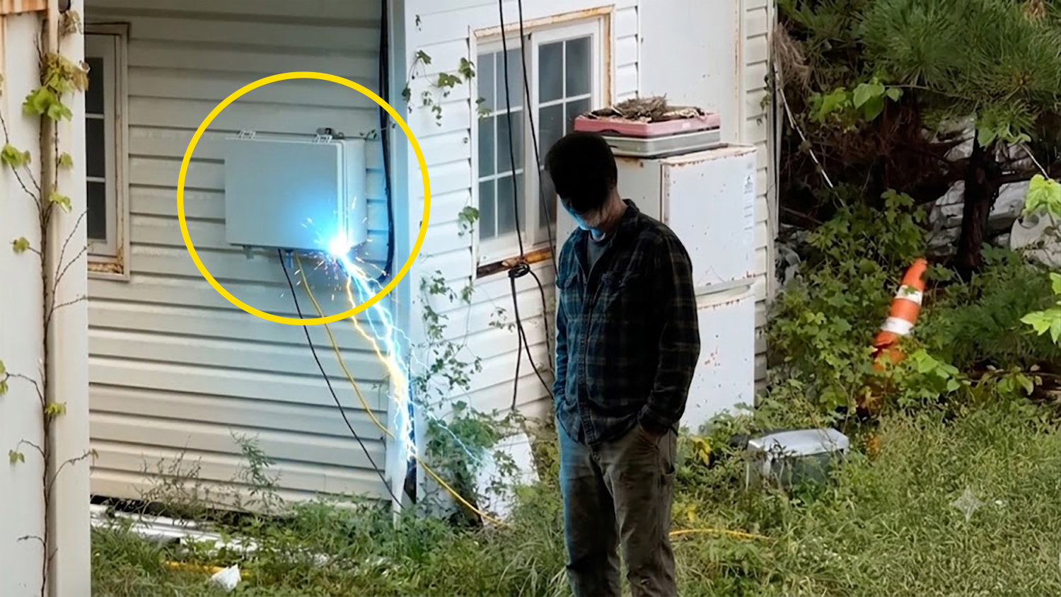 군부대 전기를 무단으로 도둑질한 시골 마을의 충격적 정체