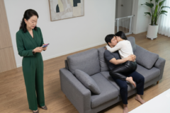 홈캠으로 부부 사생활 몰래 6개월 간 훔쳐본 시어머니, 해명이 충격적