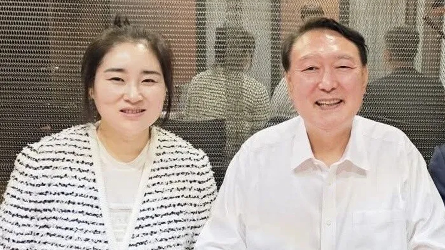 尹의 징역 30년형 소식을 듣자 눈물 흘린 유명인 여성, 이유가…’충격적’