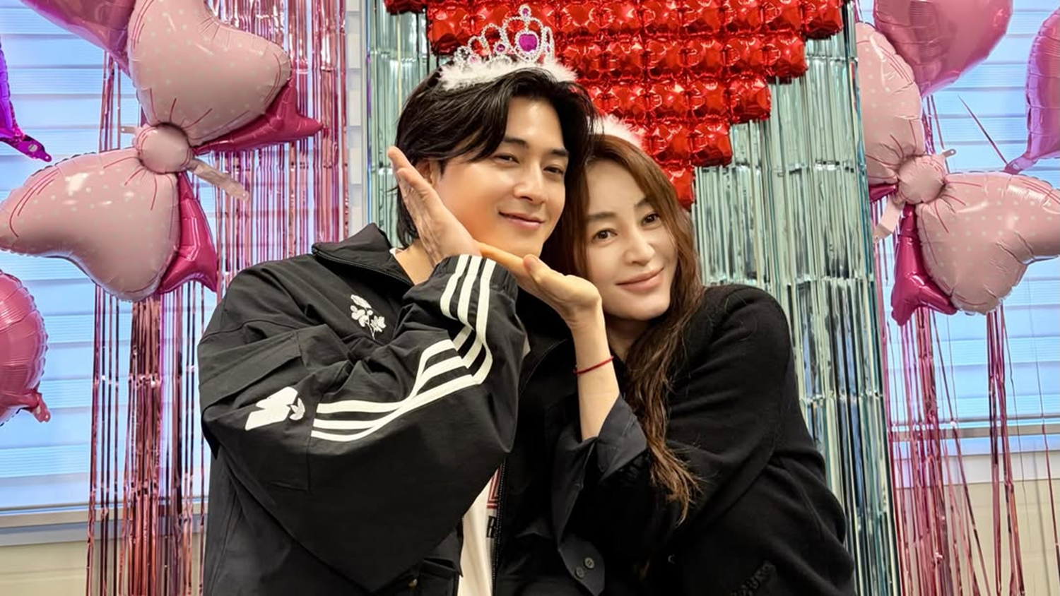 김혜수, 11살 연하 남편 전격 공개하며 축하 파티…”축하 물결 쇄도중”