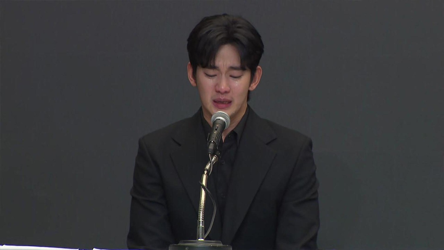 김수현을 모두가 손절했을떄…끝까지 버리지 않고 지켜준 의리의 연예인