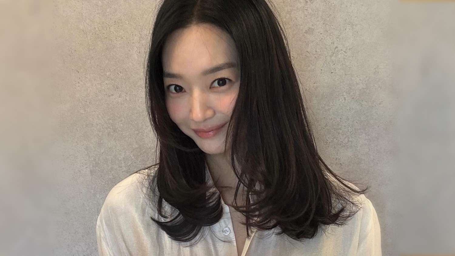 배우 신민아, 통장에 15년 넘도록 37억 이상 빠져나가…난리 났다
