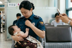 영양실조에 걸린 아기 보자마자 젖물려 모유를 먹인 여성 경찰관