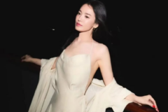 이런적 없는데…역대급 노출 심한 파격 의상 입어 난리난 국민 여배우 근황