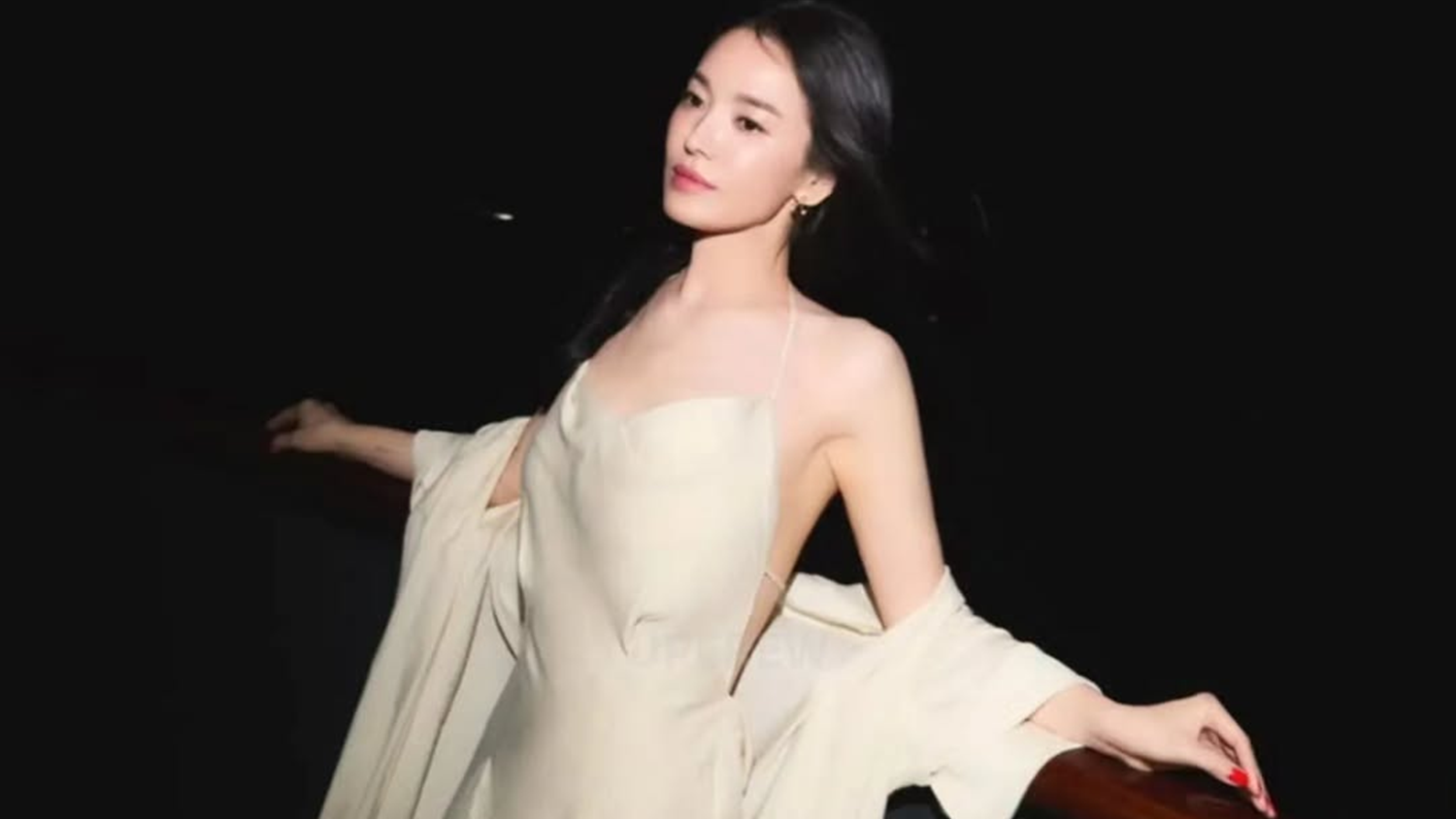 이런적 없는데…역대급 노출 심한 파격 의상 입어 난리난 국민 여배우 근황