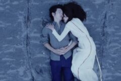 결혼 2년차 연예인 부부, 해변에서 옷 입은 채로 함께 누워…’경악’