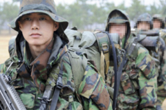 한국 연예계서 처음 있는 일…軍 전역을 거부한 유명 연예인 ‘팬들 오열’