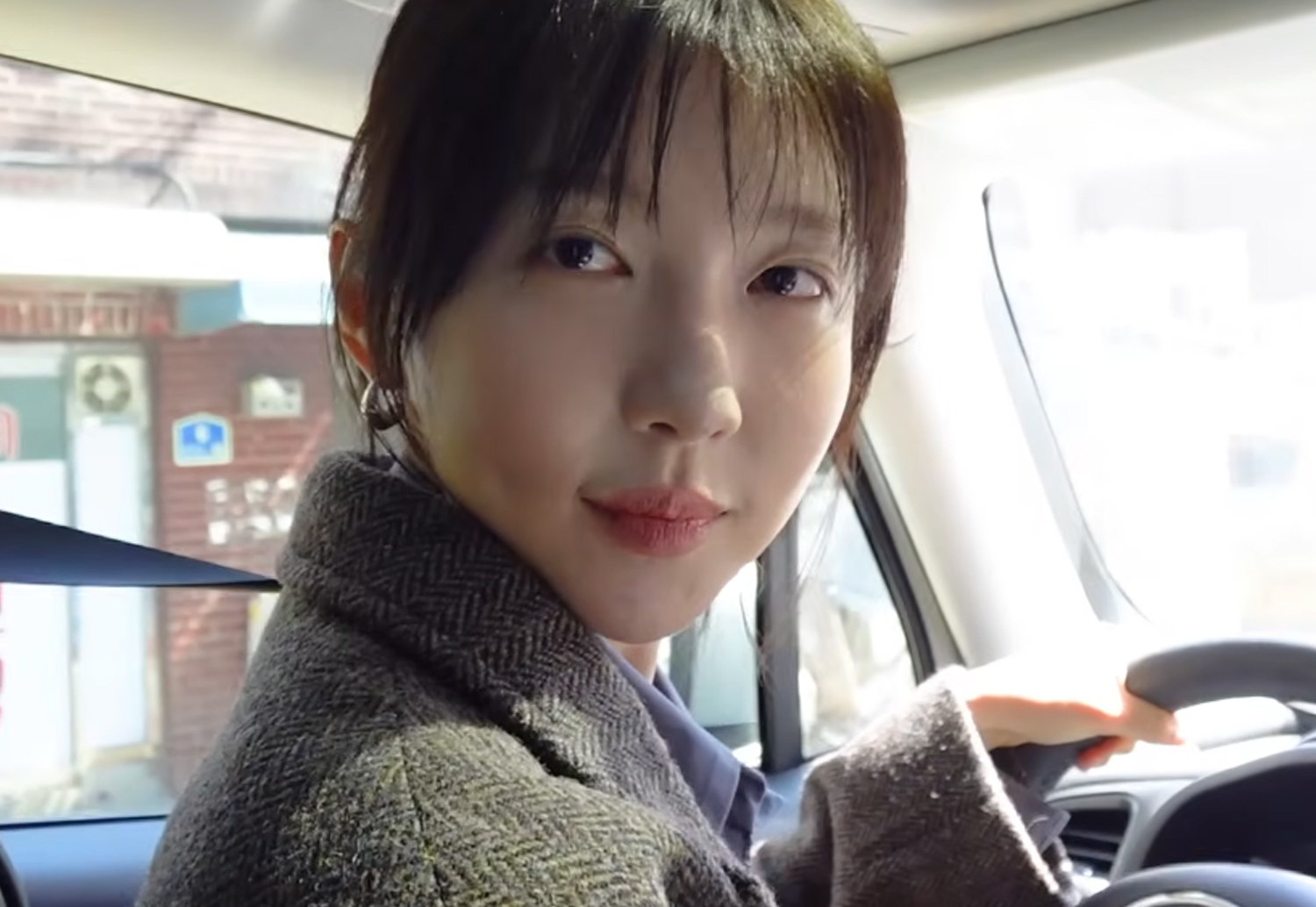 귀여운 외모와 달리 운전이 거친 여배우가 플렉스한 차
