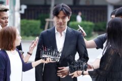 ‘성폭행 혐의’ 받은 한국 최고 미남 배우, 경찰서 앞에서 당당한 모습 보여