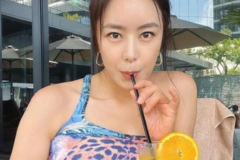 라이벌 방송국 간부끼리 싸우게 만든 유명 미녀 아나운서의 비키니 