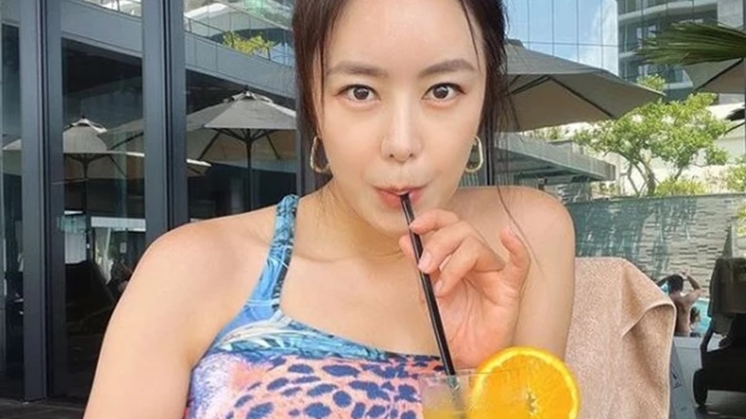 라이벌 방송국 간부끼리 싸우게 만든 유명 미녀 아나운서의 비키니
