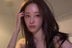 아무것도 안 입었어? 현재 팬들 놀라게 한 한국 여배우가 올린 문제의 셀카