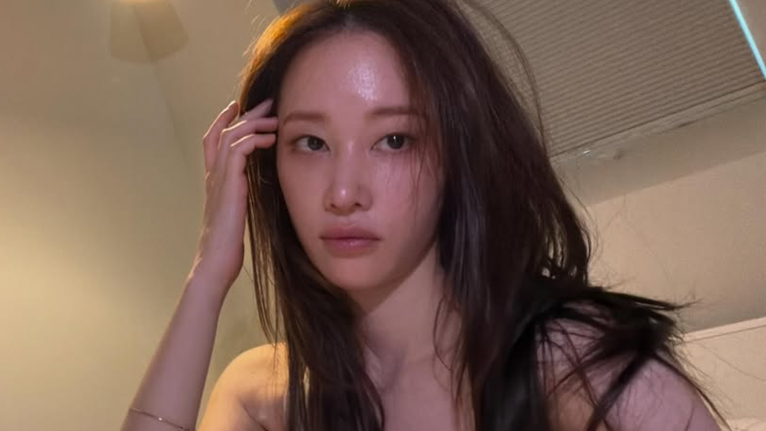 아무것도 안 입었어? 현재 팬들 놀라게 한 한국 여배우가 올린 문제의 셀카
