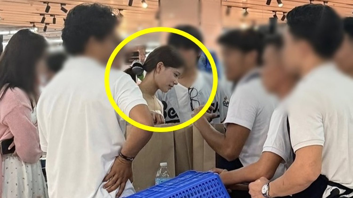 너무 예뻐서 해외 여행중 현지 남성들에 둘러싸인 韓 여성, 누군가 했더니..