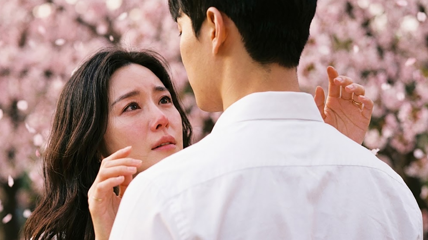 직장에서 24살 남자 후배에 사랑 감정 느낀 37살 여성에…온라인 ‘논란’