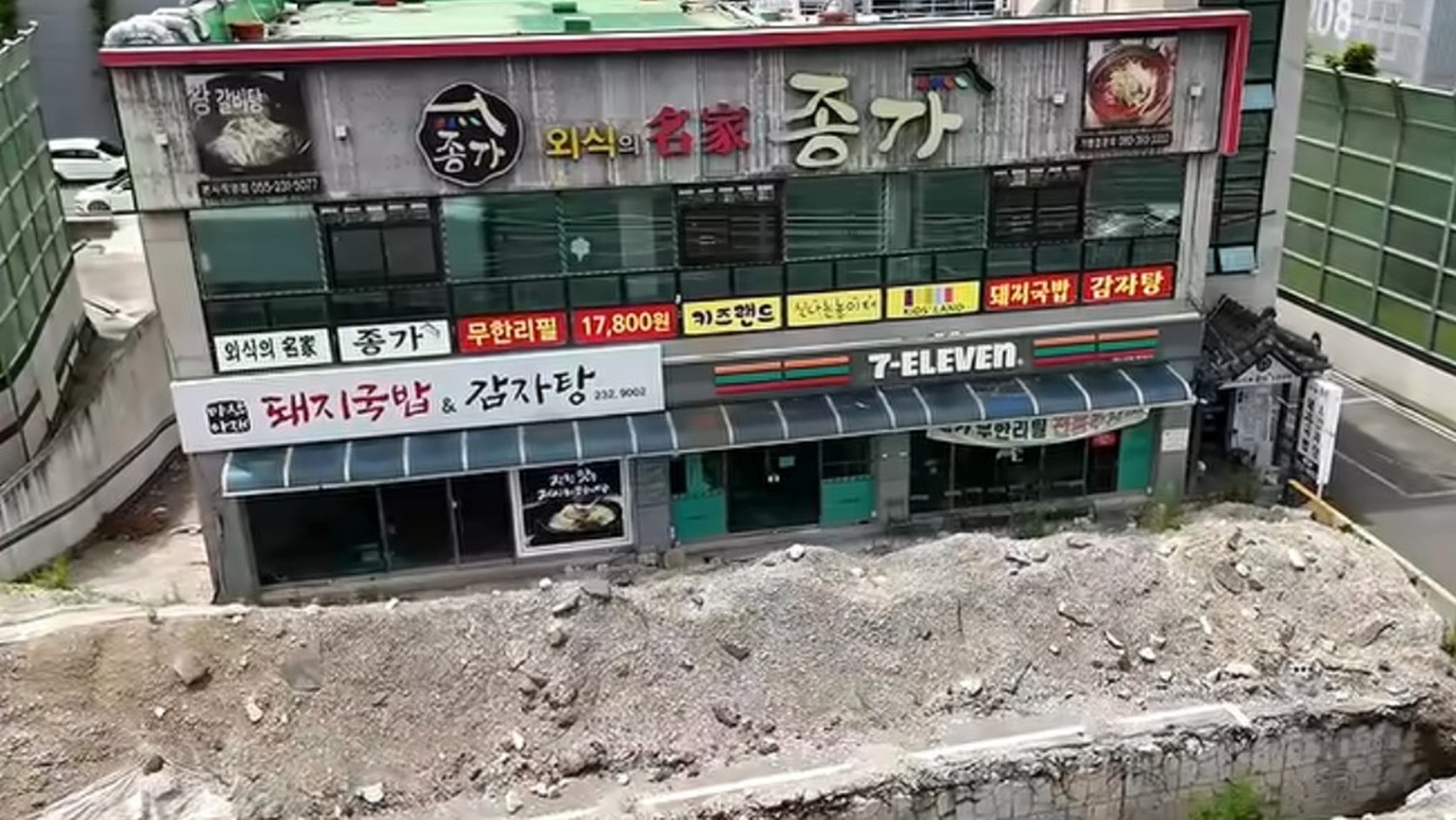 “내 건물 못줘!” 건물이 경매 넘어가자 토성 쌓으며 저항중인 건물주