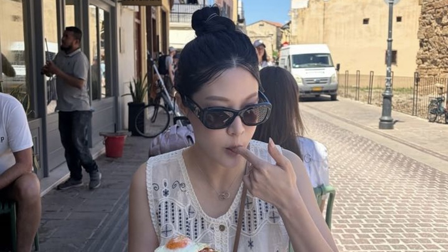 아빠는 논란의 대상인데…유럽 휴가 근황 알리며 자랑한 정치인 딸