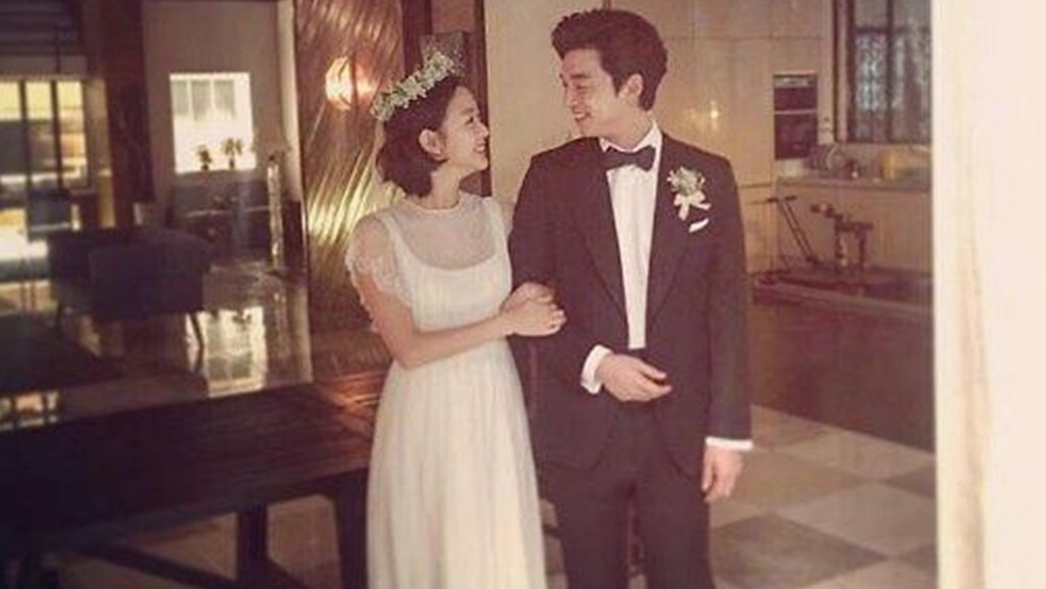 사랑하는 사이여서…첫만남에 곧바로 키스했다는 12살차 남녀 연예인