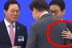 이재명 대통령과 악수하는데…뒷짐지고 팔을 툭툭친 정치인 ‘논란’
