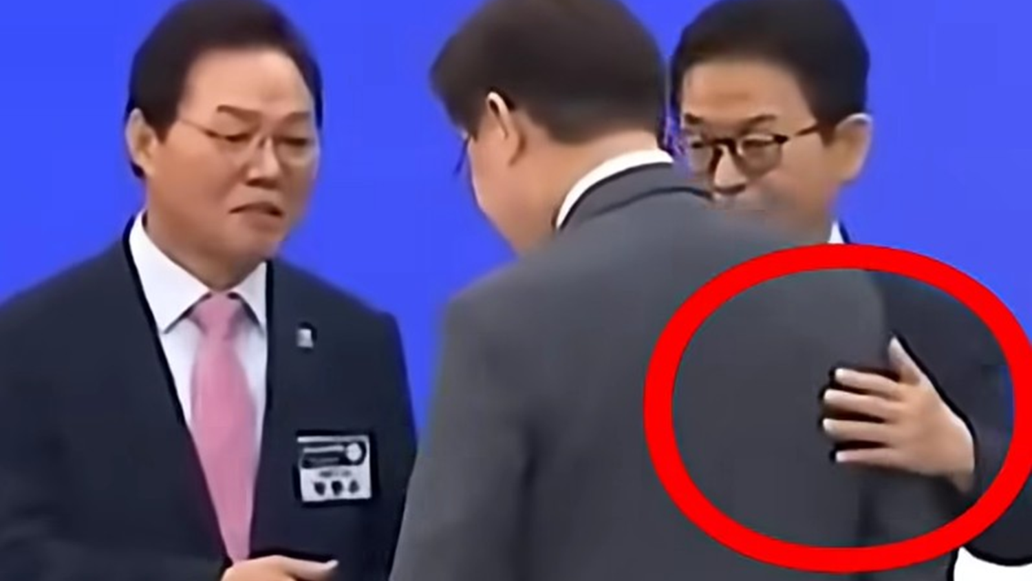 이재명 대통령과 악수하는데…뒷짐지고 팔을 툭툭친 정치인 ‘논란’