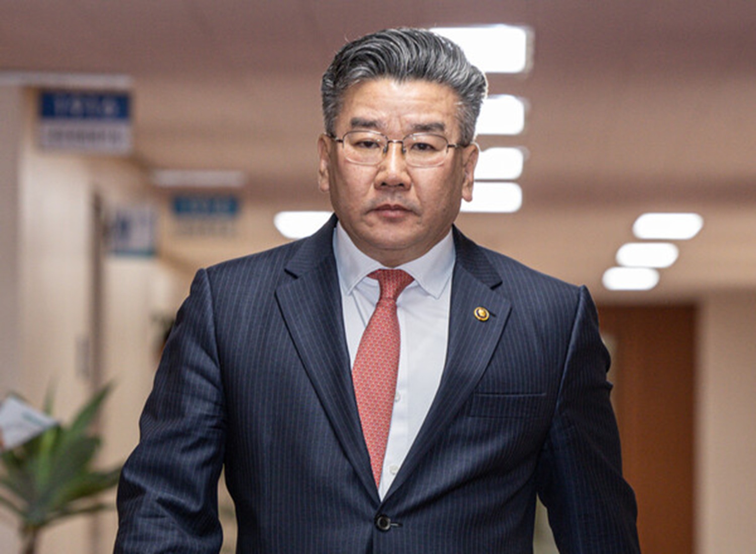 尹에 충성을 맹세해 반대파들을 시멘트에 넣어 바다에 던지려던 이 남자